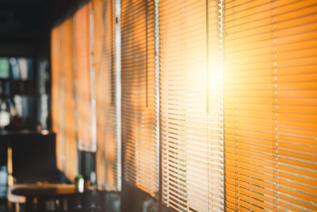 home automation blinds allow sunlight stream into the room.